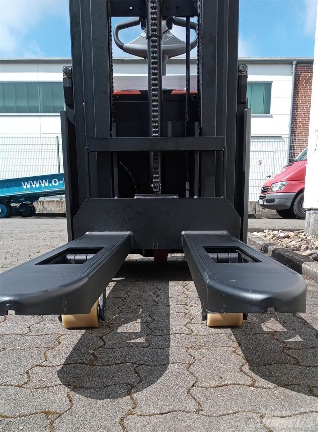 Toyota SWE140L Pedestrian stacker