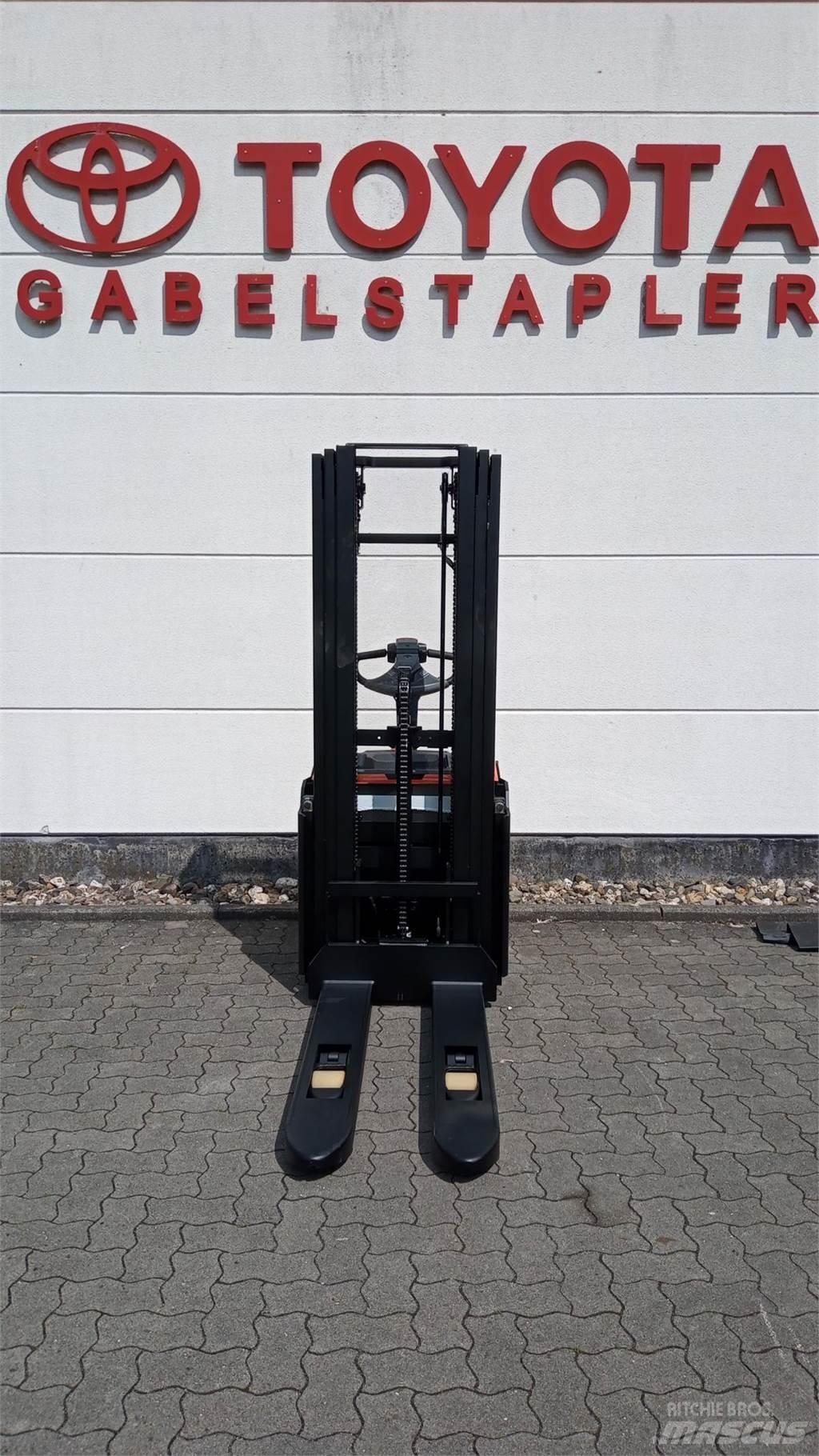 Toyota SWE140L Pedestrian stacker