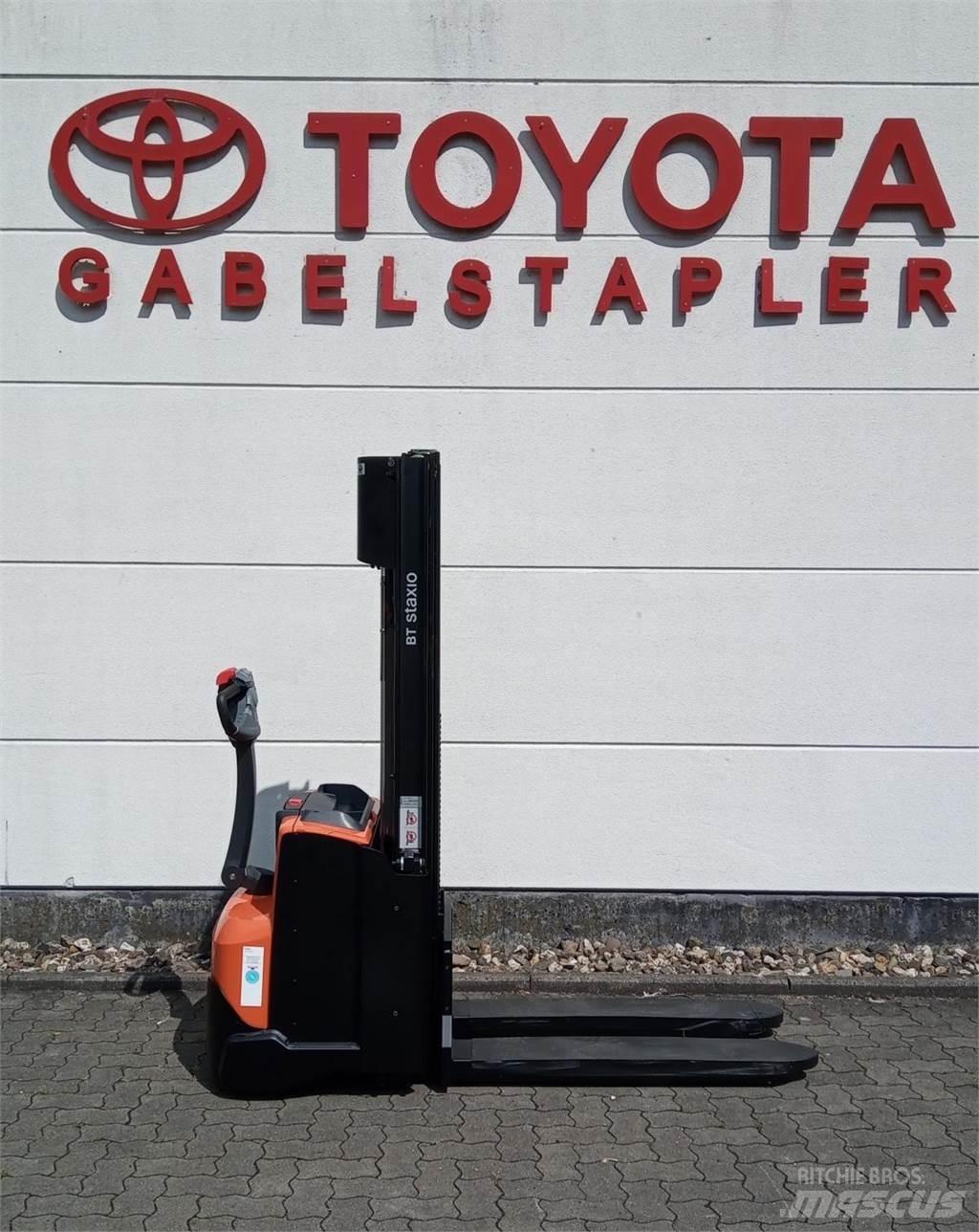 Toyota SWE140L Pedestrian stacker