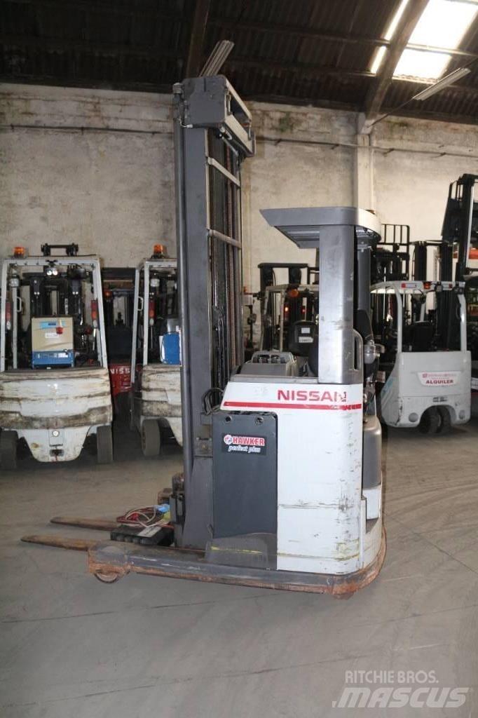 Nissan UNS 160 Reach trucks