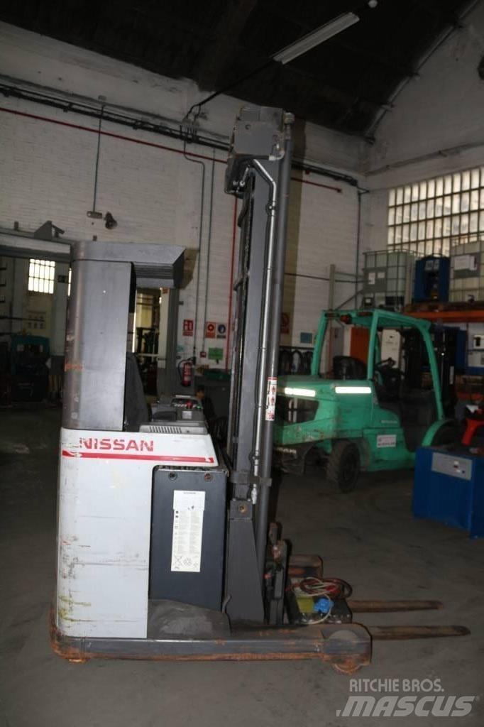 Nissan UNS 160 Reach trucks