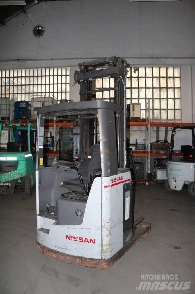 Nissan UNS 160 Reach trucks