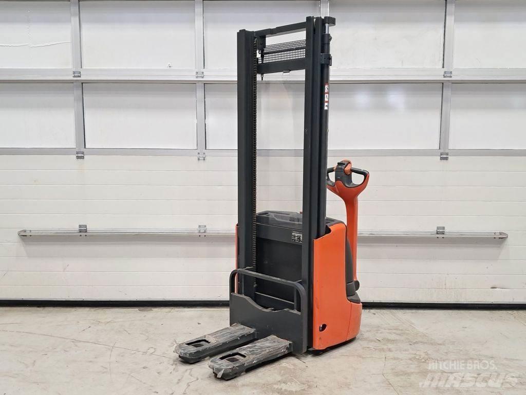 Linde L10 Pedestrian stacker