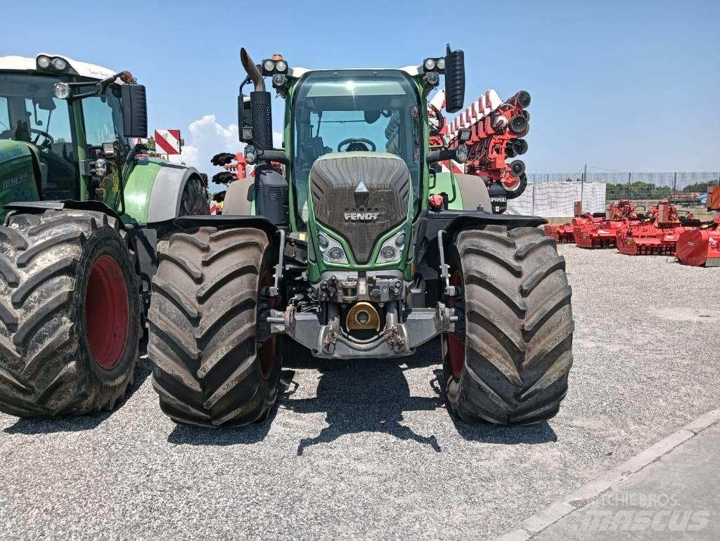 Fendt 718 Vario Tractors