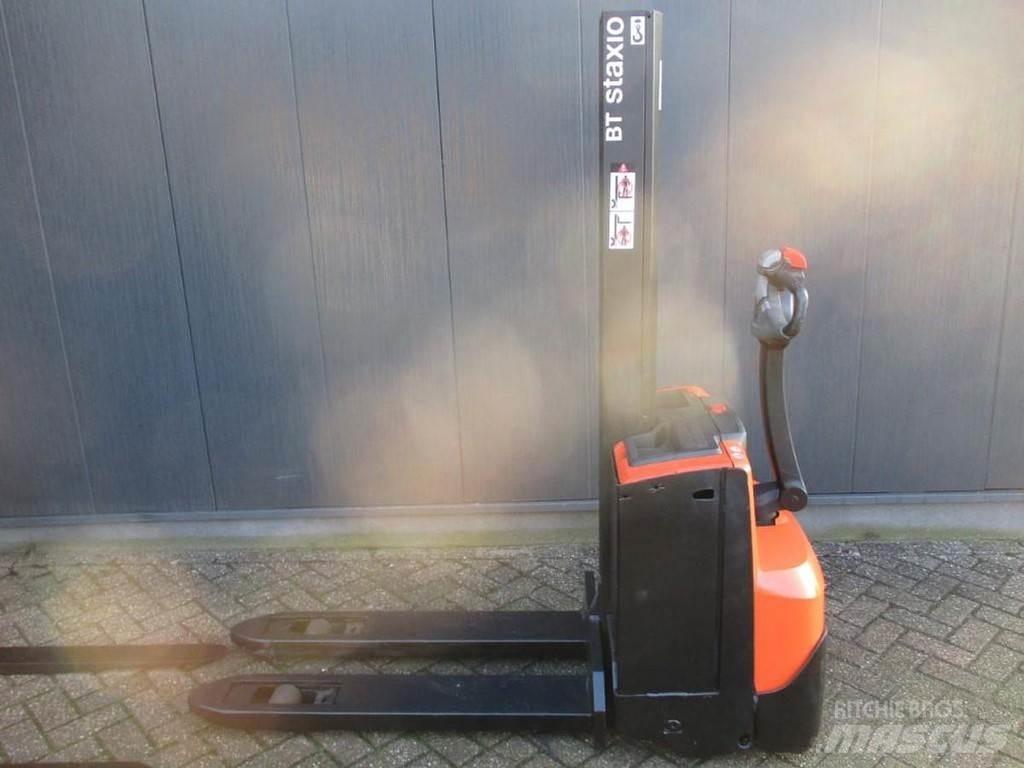 BT SWE 080L Pedestrian stacker