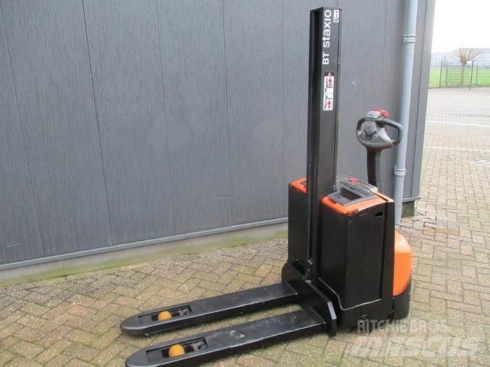 BT SWE 080L Pedestrian stacker