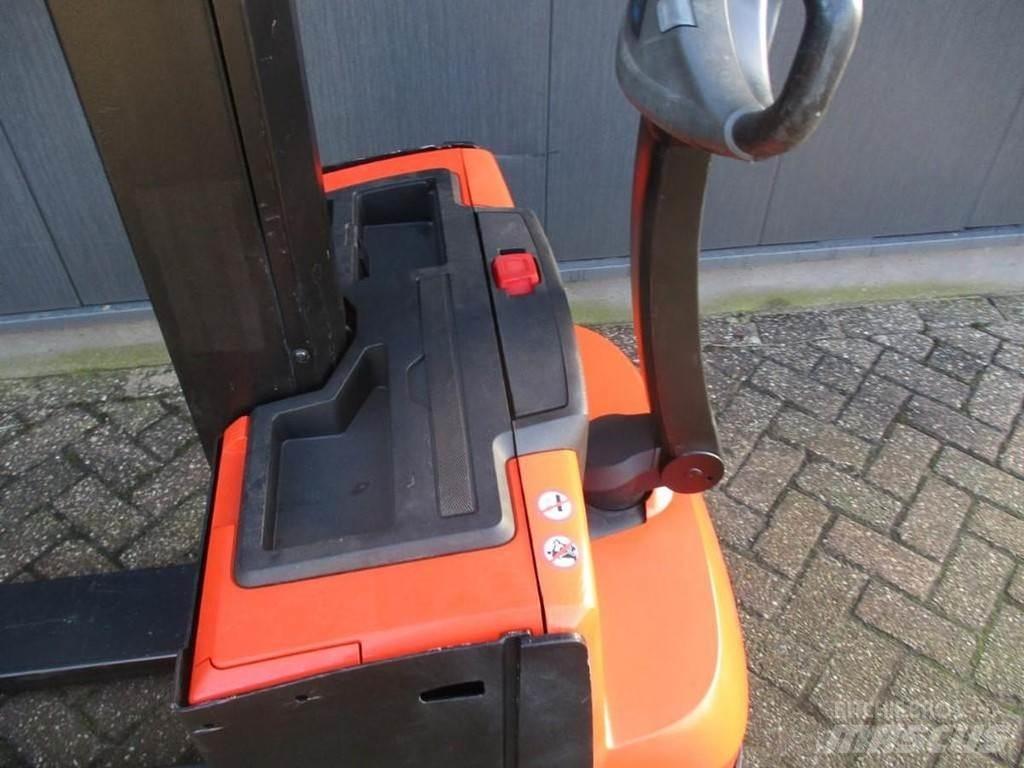 BT SWE 080L Pedestrian stacker