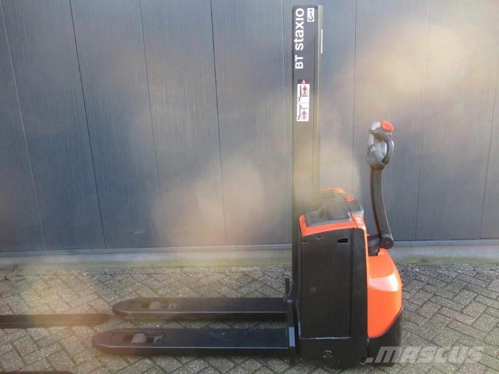 Toyota SWE 080L Pedestrian stacker