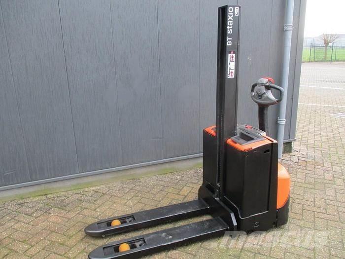 Toyota SWE 080L Pedestrian stacker