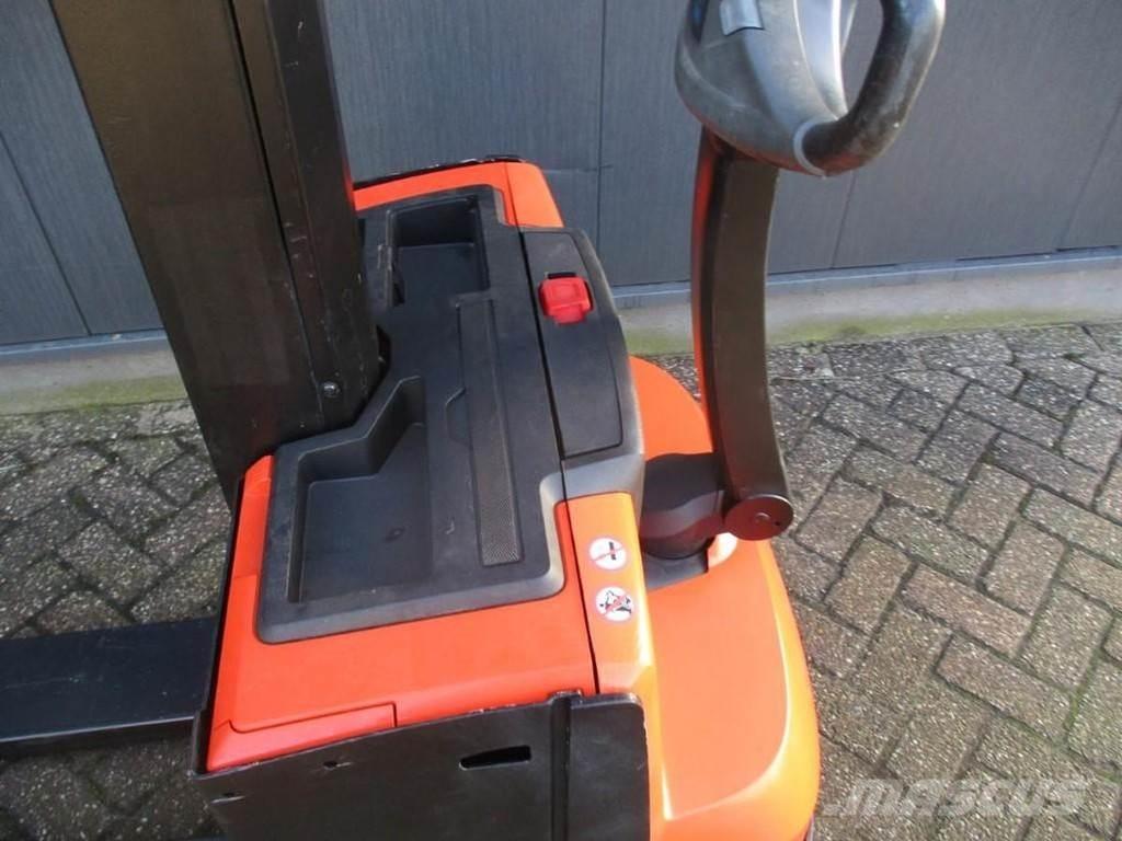 Toyota SWE 080L Pedestrian stacker