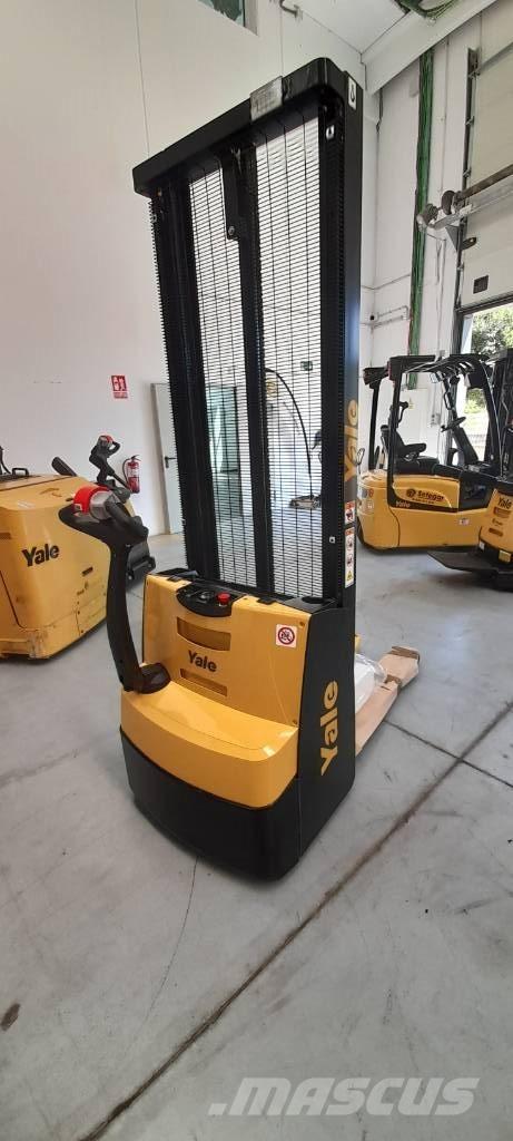 Yale MS12E Pedestrian stacker