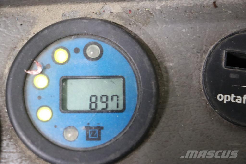 Nissan AJN160 Reach trucks