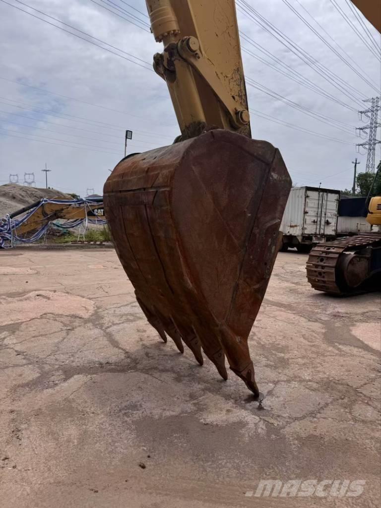 Komatsu PC 400-8 Amphibious Excavators