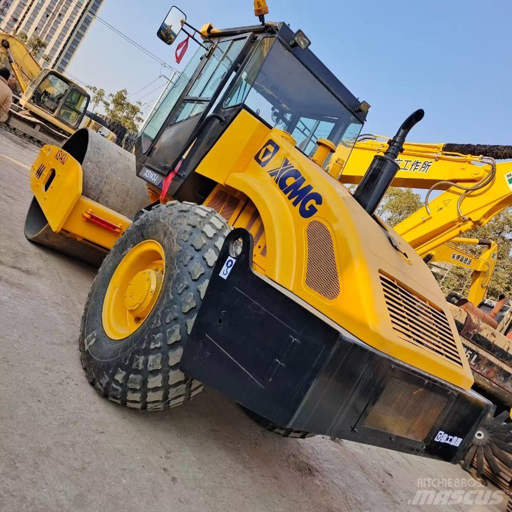 XCMG XS 142 J Single drum rollers