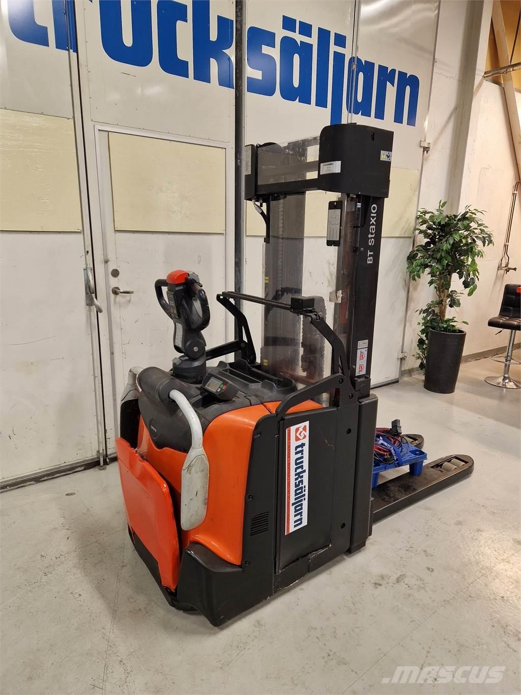 Toyota SPE160L Pedestrian stacker