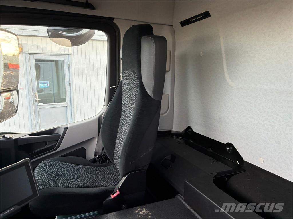 Mercedes-Benz 2533 Box body trucks