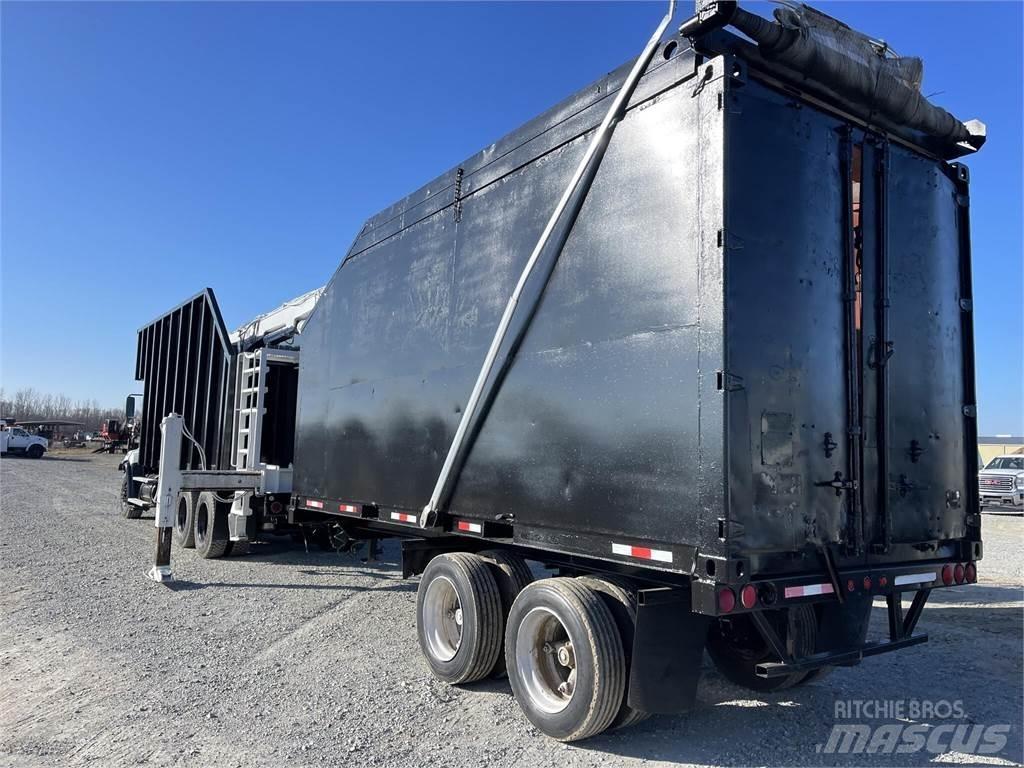 Freightliner 114SD Crane trucks