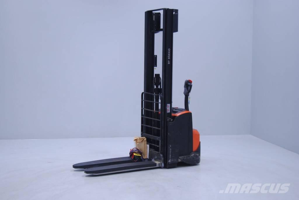 Toyota SWE120 Pedestrian stacker