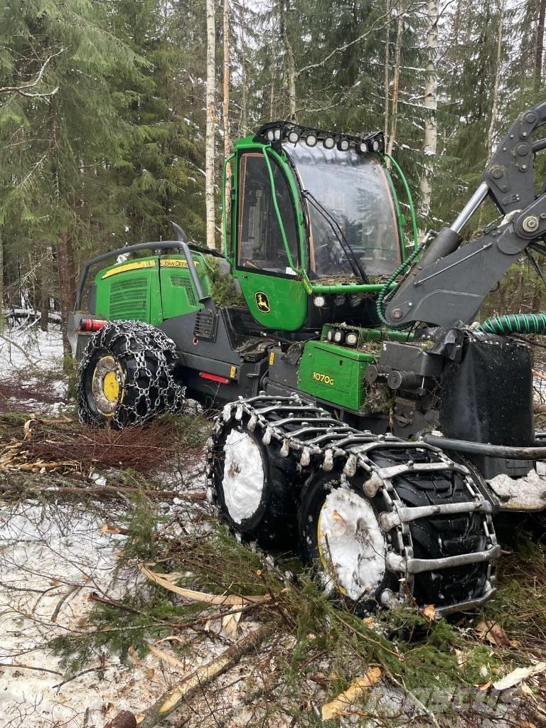 John Deere 1070 G Harvesters
