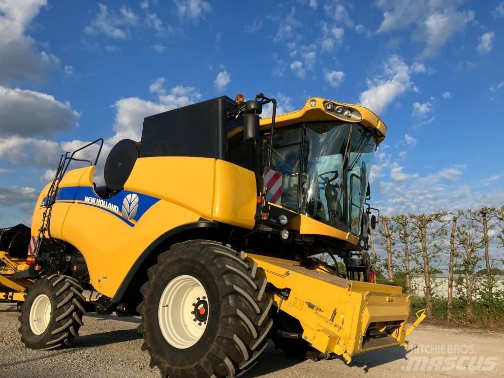 New Holland CX 6090 Combine harvesters
