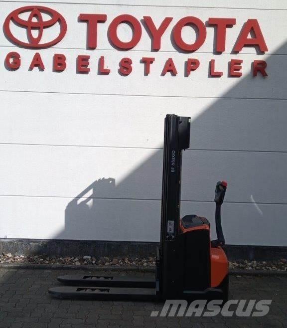 Toyota SWE120L Pedestrian stacker