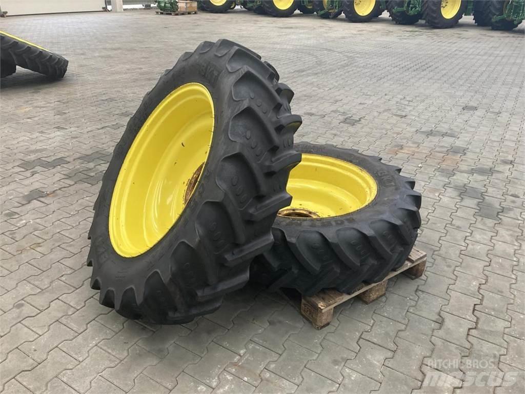  UNBEKANNT 12.4R32 Tyres, wheels and rims