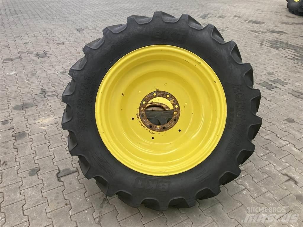  UNBEKANNT 12.4R32 Tyres, wheels and rims