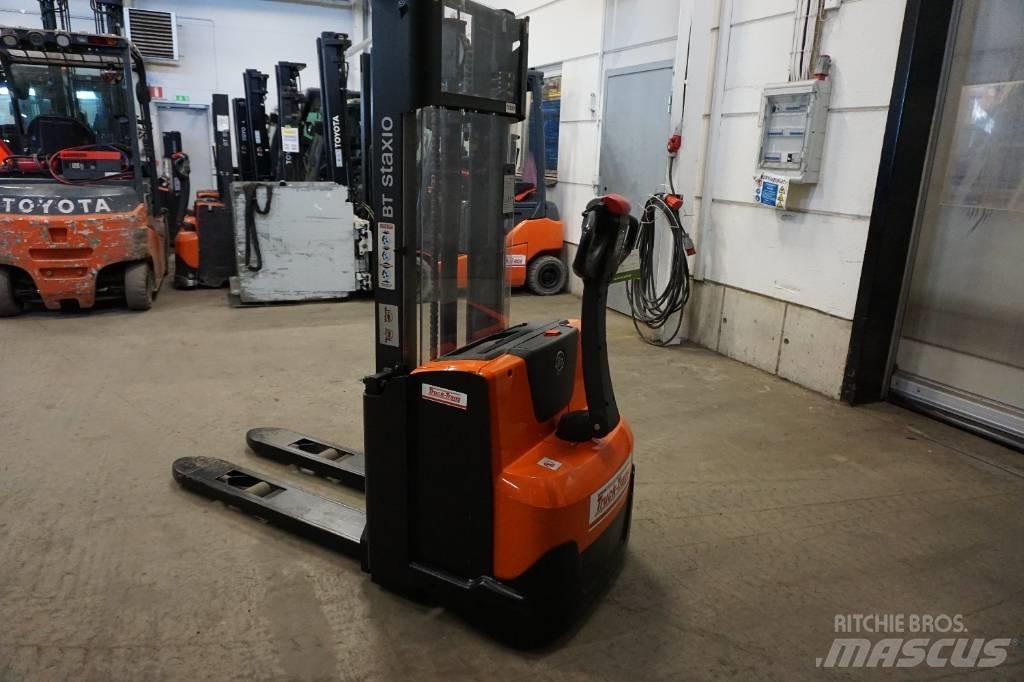 Toyota SWE100 Pedestrian stacker