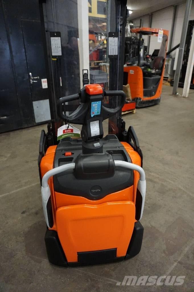 Toyota SPE120L Pedestrian stacker