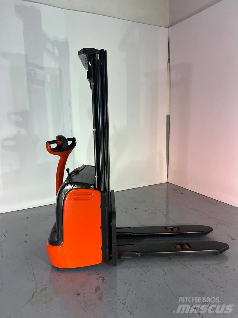 Linde L10 Pedestrian stacker