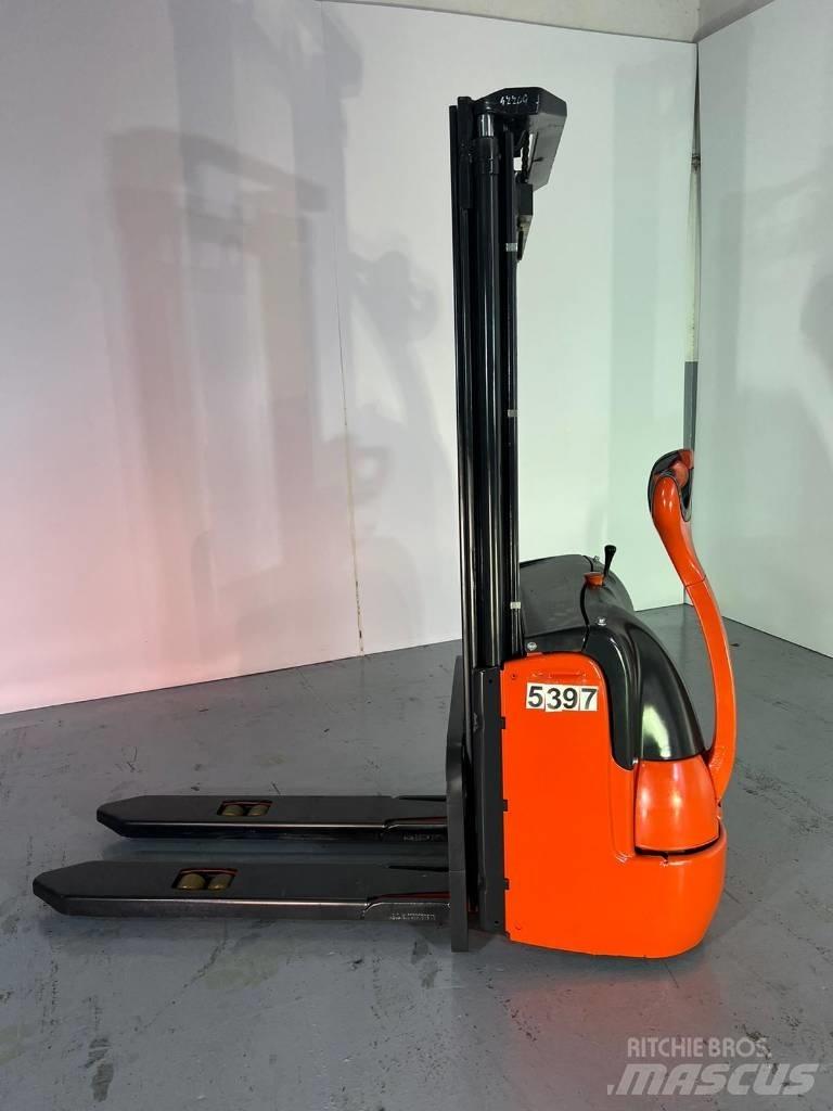 Linde L10 Pedestrian stacker