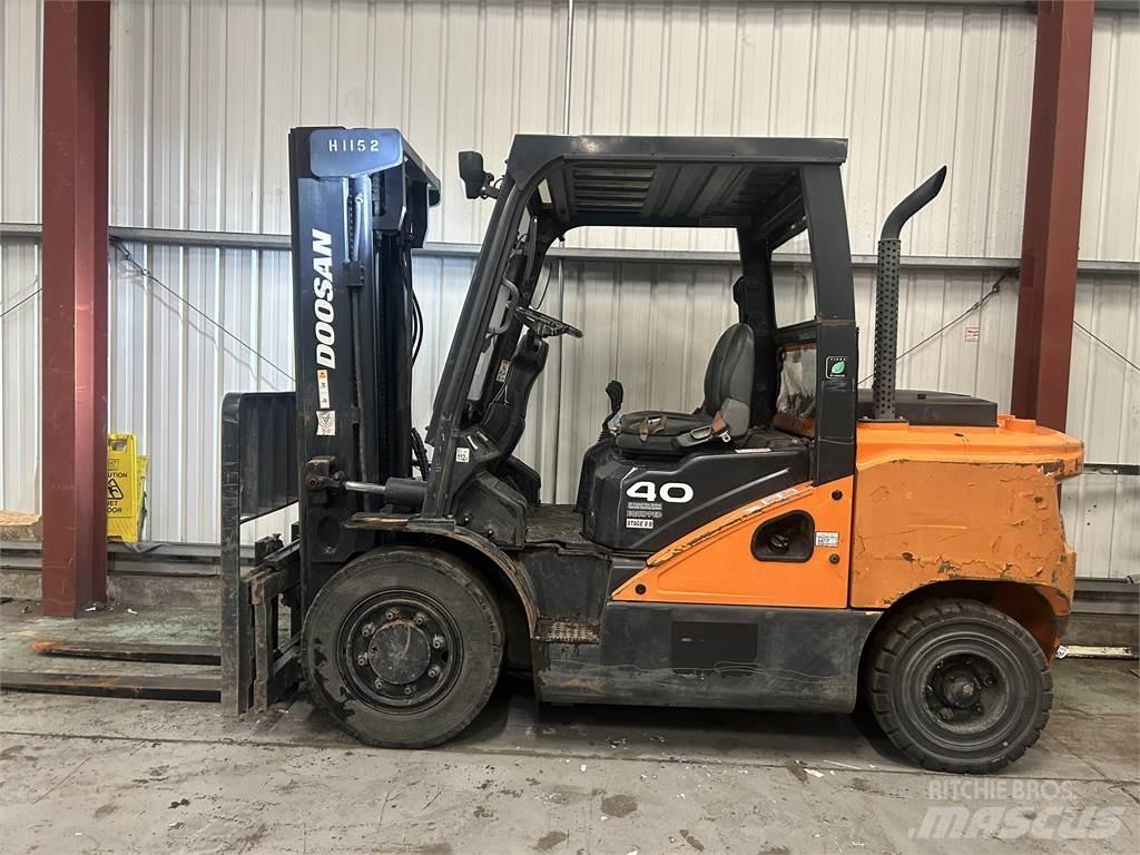 Doosan D40SC-7 Diesel trucks