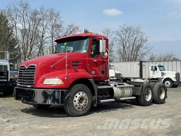Mack PINNACLE CXU613 Tractor Units