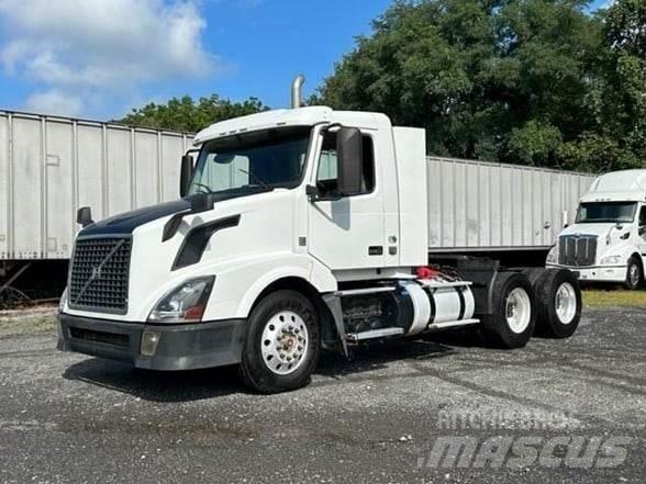 Volvo VNL64T300 Tractor Units