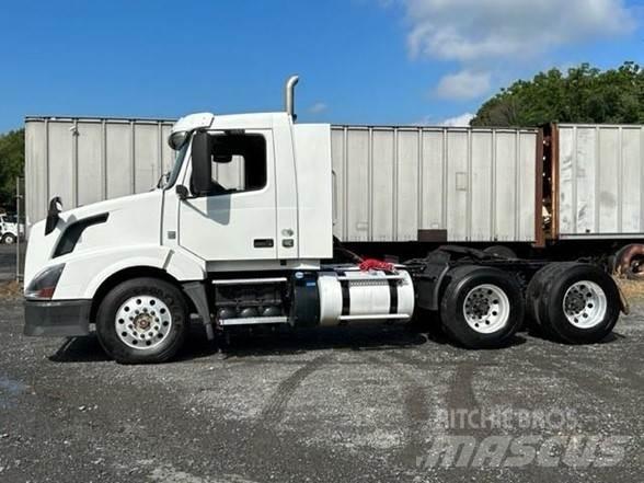 Volvo VNL64T300 Tractor Units