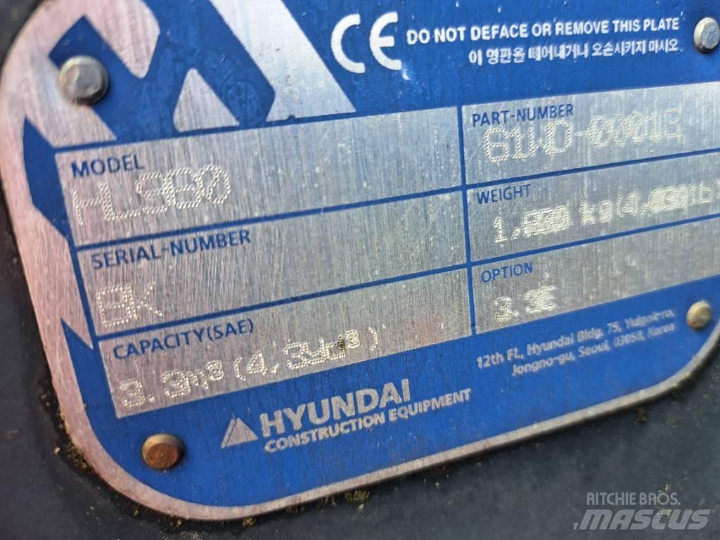 Hyundai HL980 Buckets