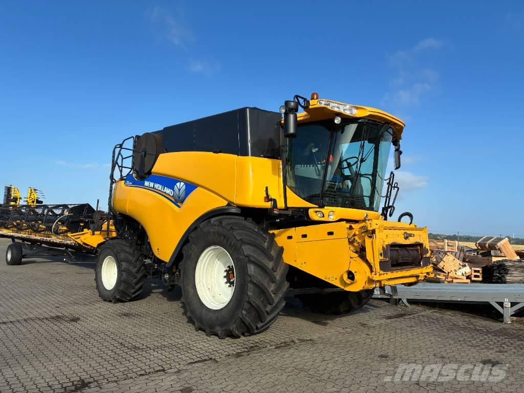 New Holland CR 9080 Combine harvesters