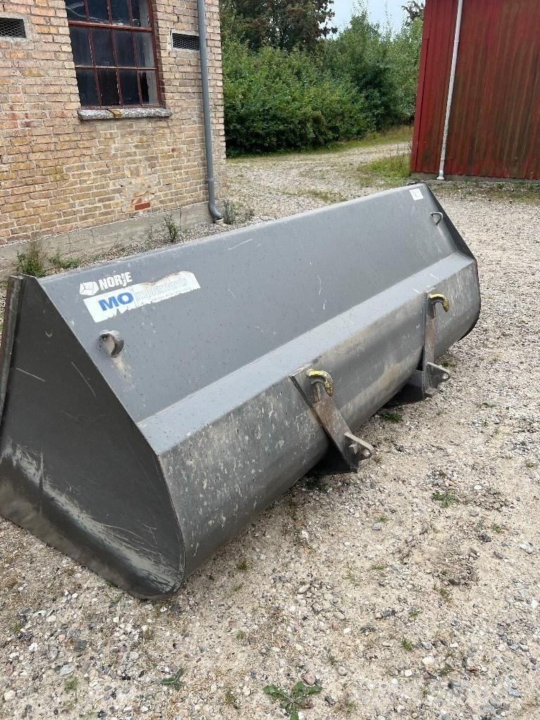 MO Kornskovl Front loader accessories