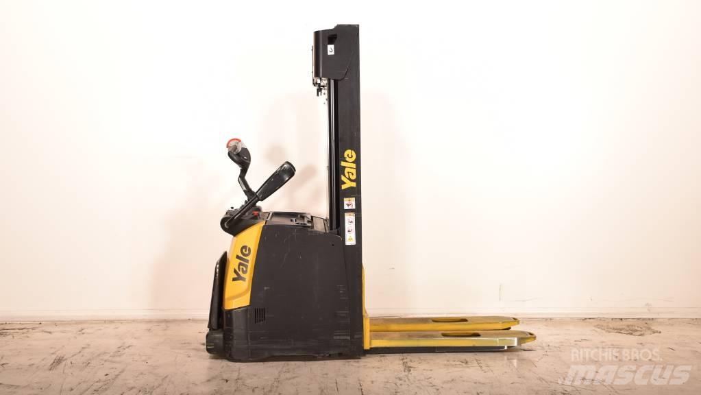 Yale MS 14 XIL Pedestrian stacker