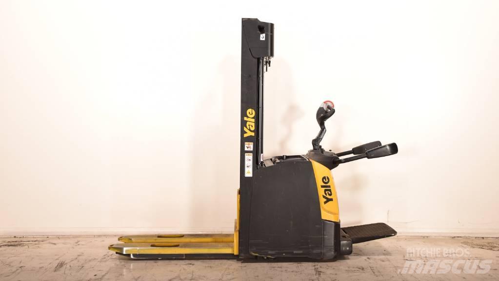 Yale MS 14 XIL Pedestrian stacker