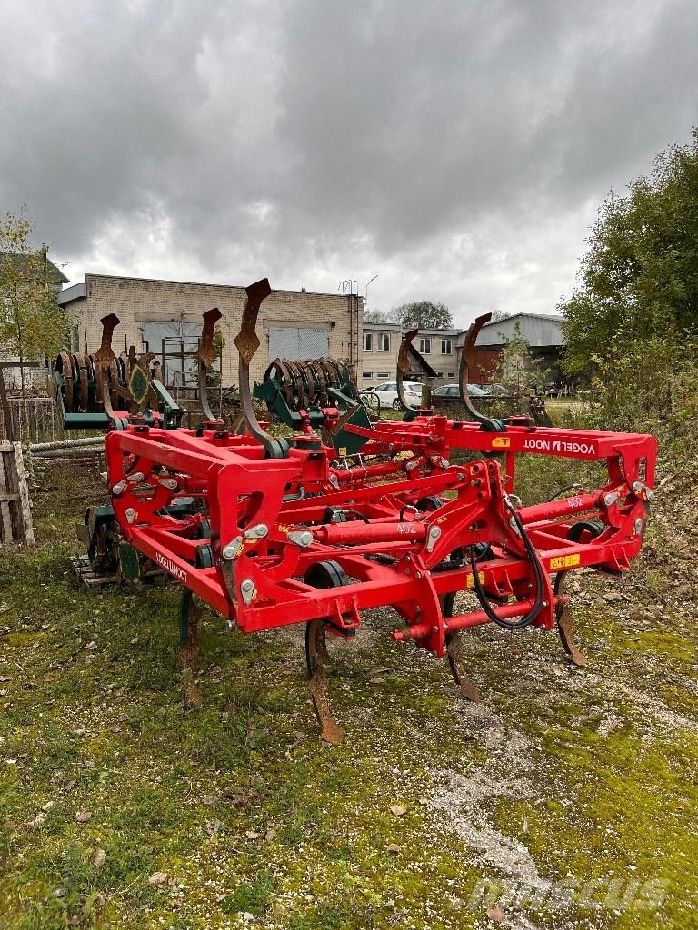  Voogel Noot Cult-402 Chisel ploughs