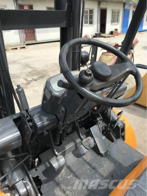 TCM FD 100 Diesel trucks