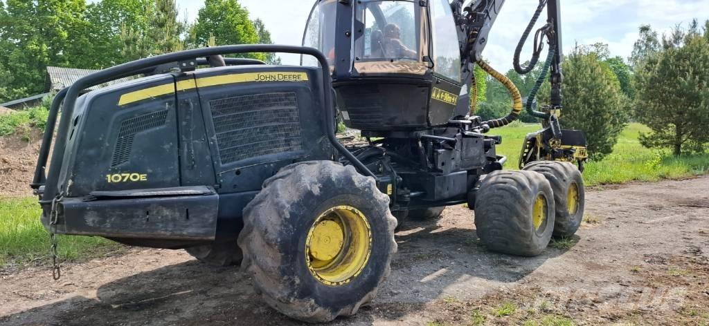 John Deere 1070 E Harvesters