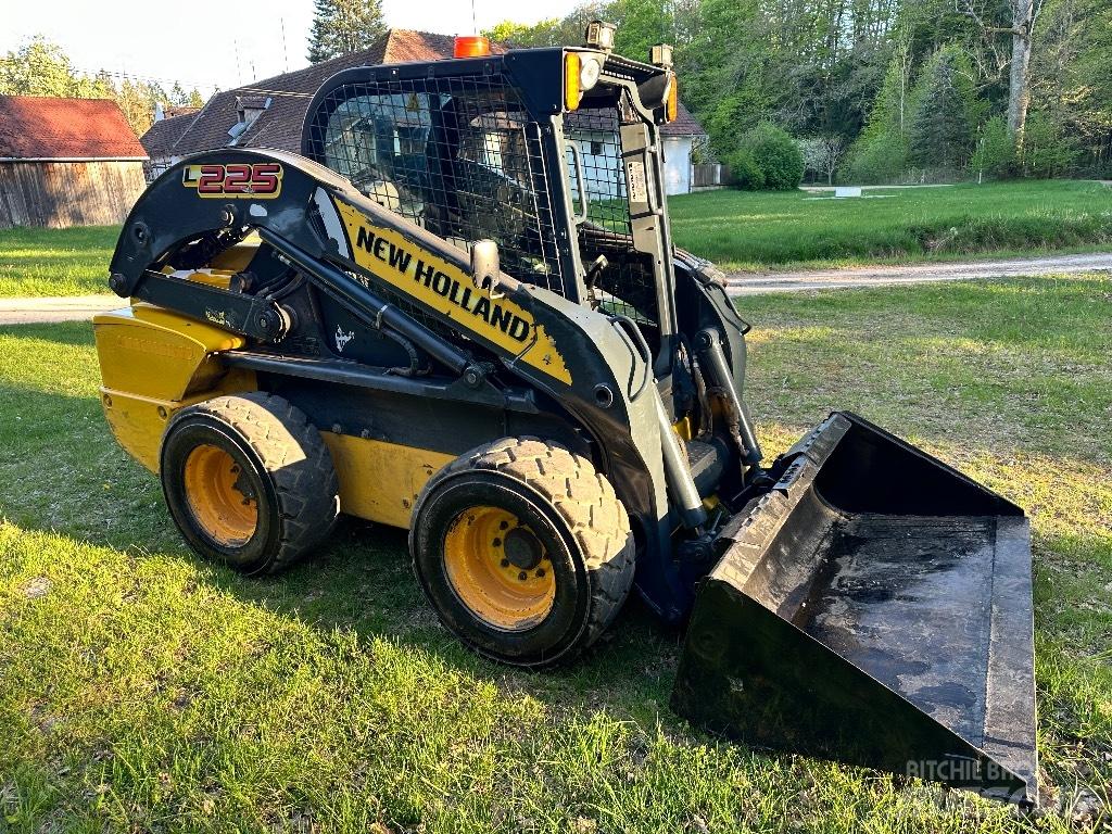 New Holland L 225 Skid steer loaders