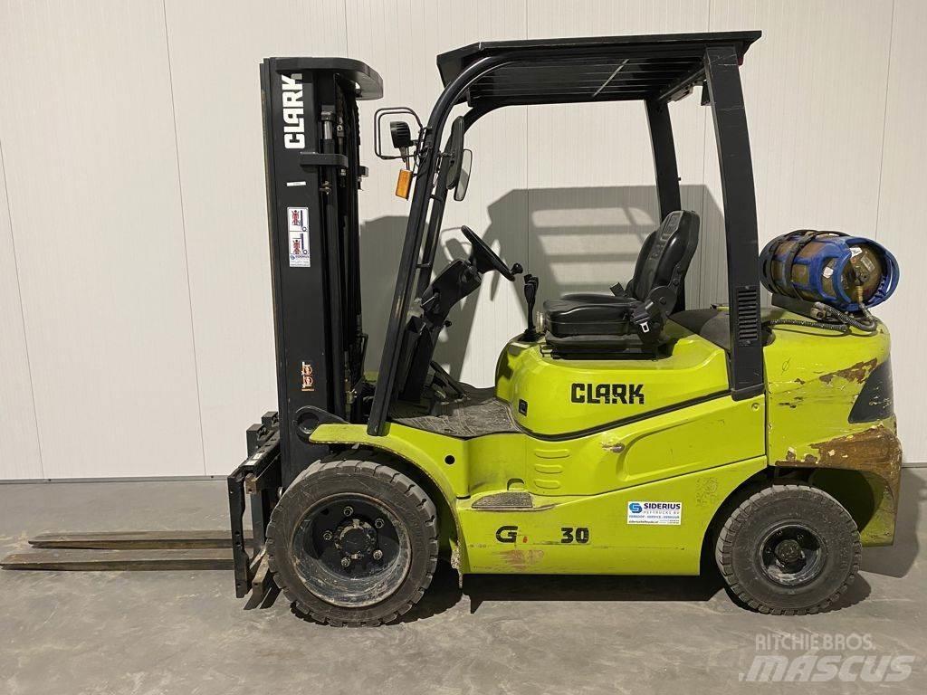 Clark GTS30 LPG trucks