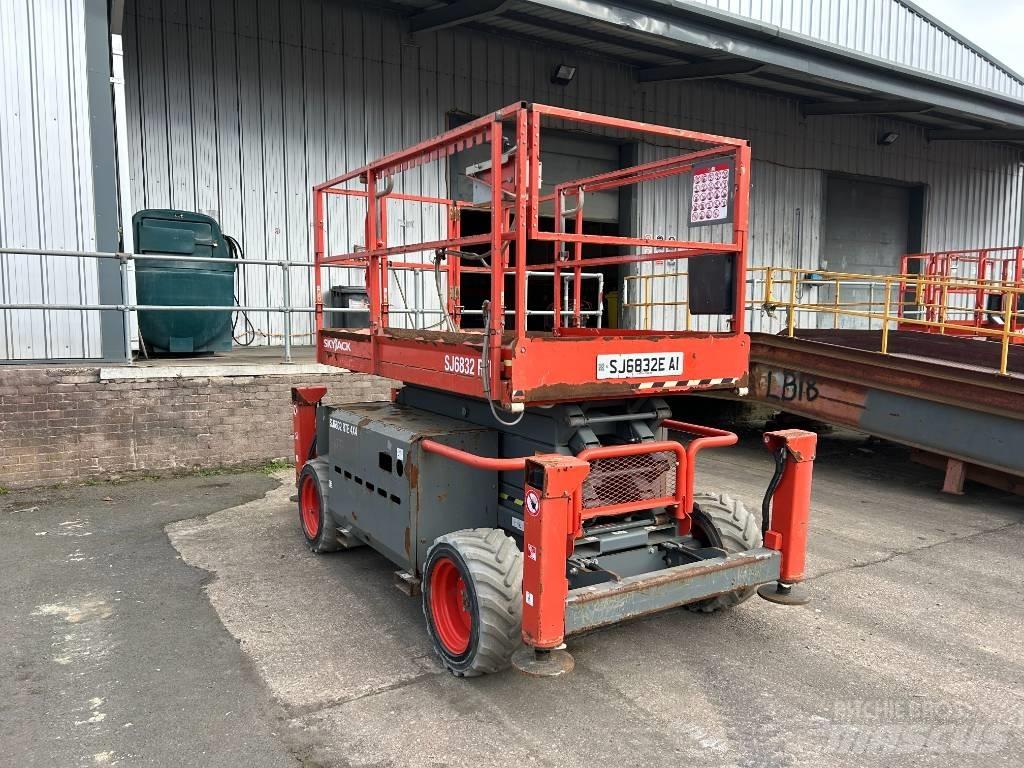 SkyJack SJ 6832 E Scissor lifts