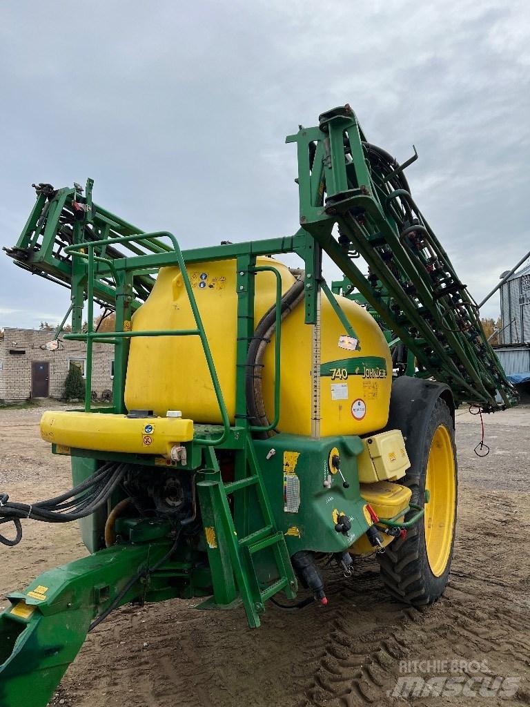 John Deere 740 Trailed sprayers
