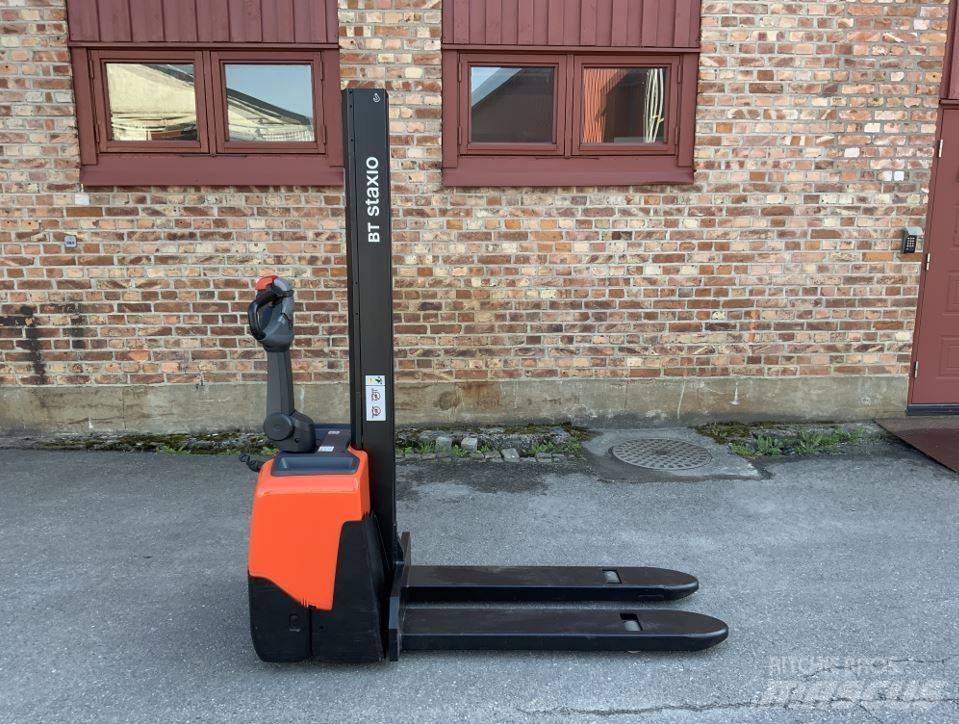 BT HWE 100 Pedestrian stacker