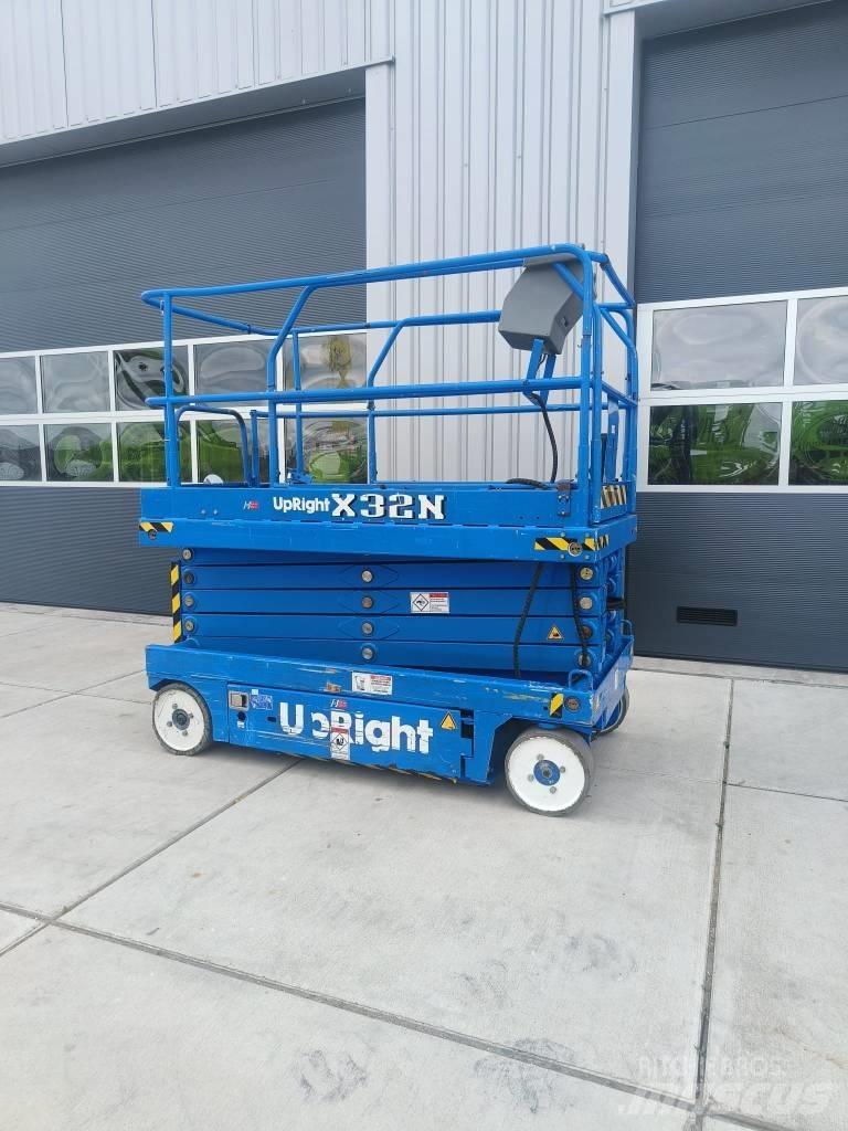 UpRight X32 Scissor lifts