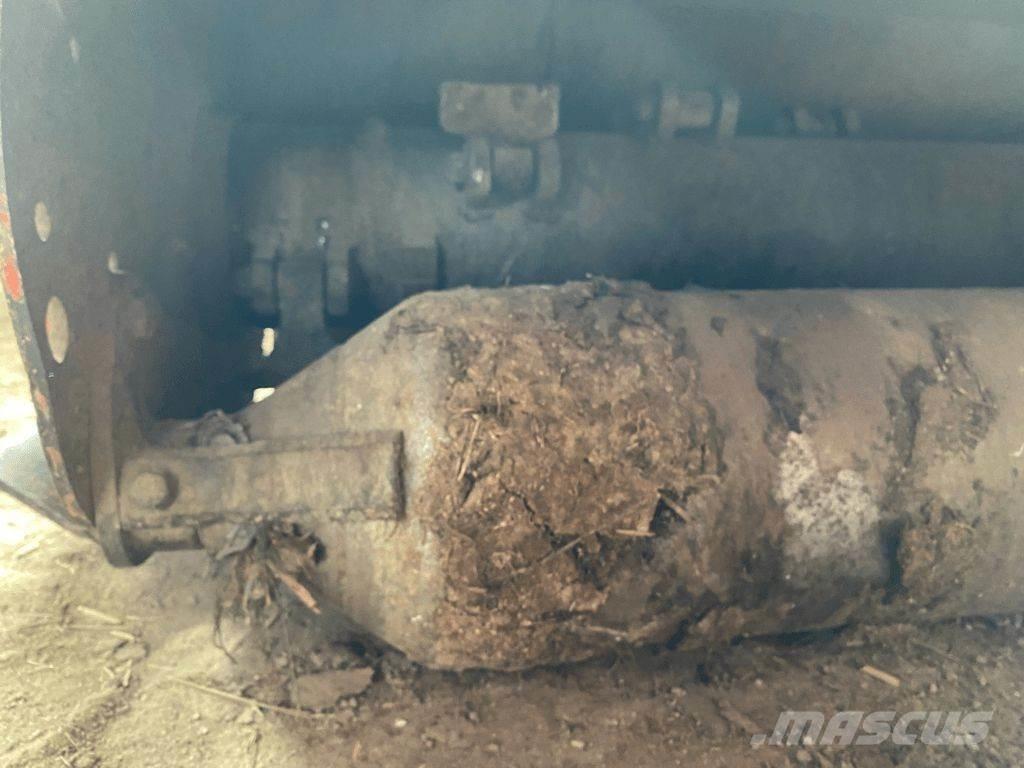 Kuhn BP 305 Crushers